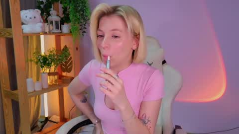 Snapshot of balerinacappuccino_ chatting on June 2, 2026, 3:52 am Elly online show from June 2, 2026, 3:52 am