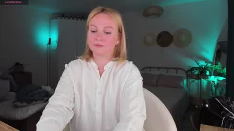 Snapshot of bananarum chatting on July 1, 2026, 7:35 pm Allie online show from July 1, 2026, 7:35 pm