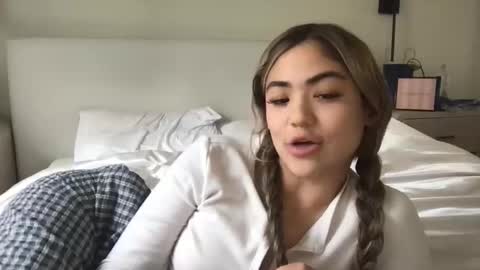 Elle online show from November 26, 2025, 8:43 pm