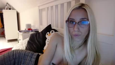 Lena online show from October 8, 2025, 6:27 pm