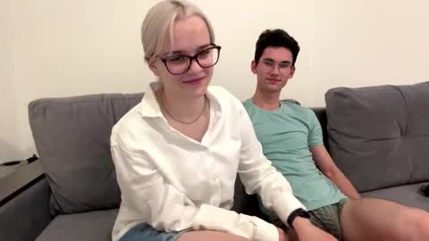 Max and Bella online show from September 10, 2025, 3:56 pm