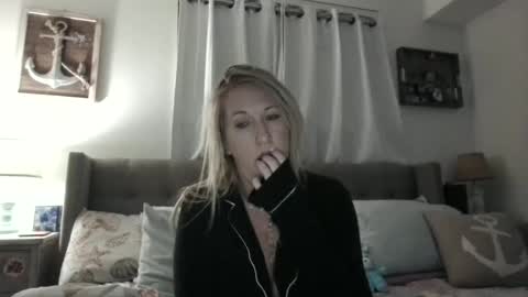 Snapshot of beach_bunny69 chatting on May 3, 2026, 9:04 am Emma online show from May 3, 2026, 9:04 am