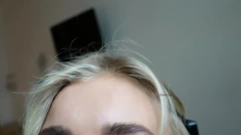 Chloe online show from April 10, 2026, 7:02 am