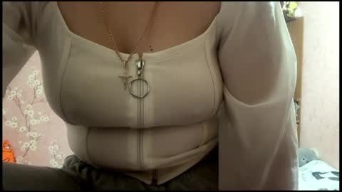 Mia online show from April 18, 2026, 7:07 pm