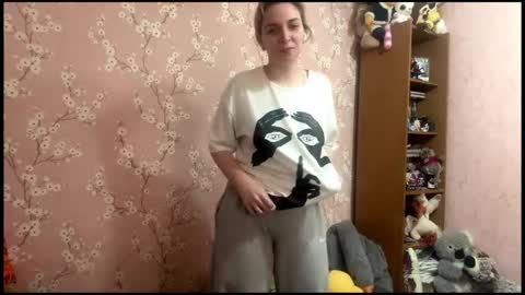 Mia online show from April 19, 2026, 8:02 am