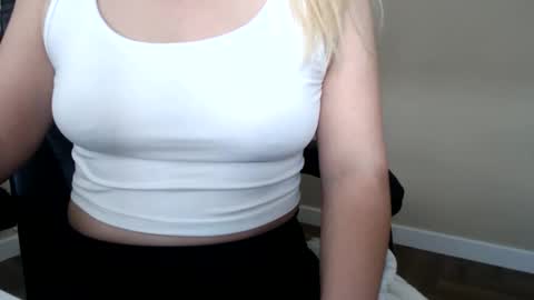 beauty_annyta online show from April 22, 2026, 7:55 am