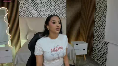 BELLA online show from October 28, 2025, 2:42 pm