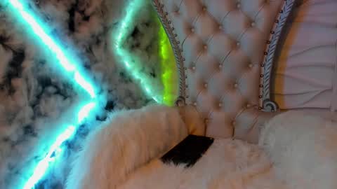 independent model online show from December 10, 2024, 8:08 am