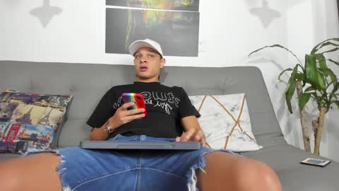 independent model online show from March 6, 2025, 11:58 am