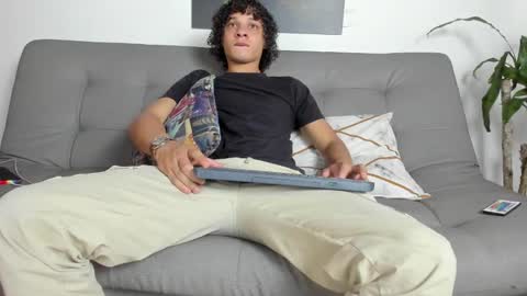 independent model online show from March 9, 2025, 7:37 pm