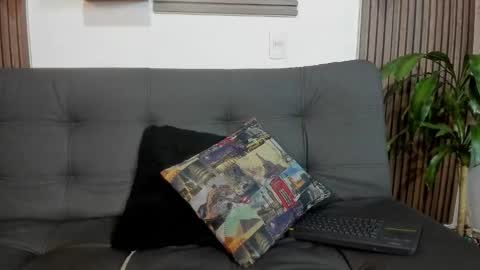 independent model online show from October 22, 2025, 3:18 am