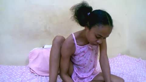 bella193999 online show from December 17, 2025, 8:04 pm