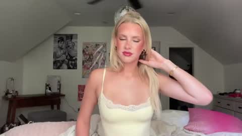 Snapshot of bella_christian chatting on July 16, 2026, 5:08 pm Bella Baby online show from July 16, 2026, 5:08 pm