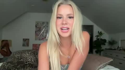 Snapshot of bella_christian chatting on July 24, 2026, 5:00 pm Bella Baby online show from July 24, 2026, 5:00 pm