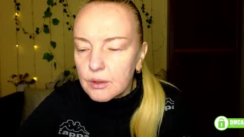 Snapshot of bella_hadatt chatting on March 4, 2026, 12:22 pm Bella online show from March 4, 2026, 12:22 pm