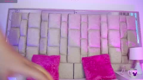 Snapshot of bella_haimi chatting on June 9, 2026, 3:51 am bella online show from June 9, 2026, 3:51 am