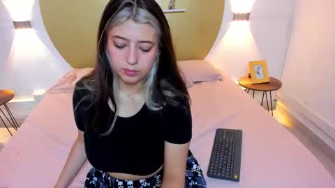  Bella  online show from December 16, 2025, 6:02 pm