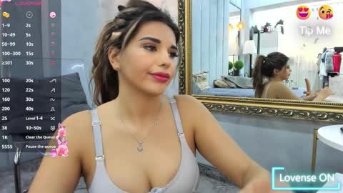 bella_posh online show from October 14, 2025, 7:42 am