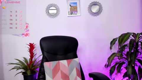 Bella online show from March 4, 2025, 6:50 pm