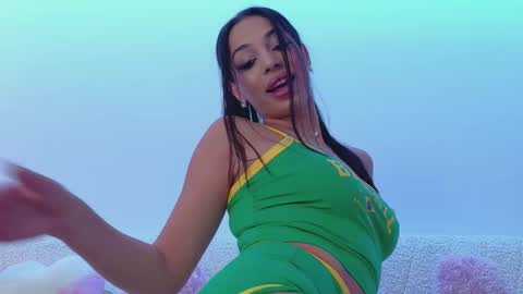 Bella online show from October 9, 2025, 7:56 pm