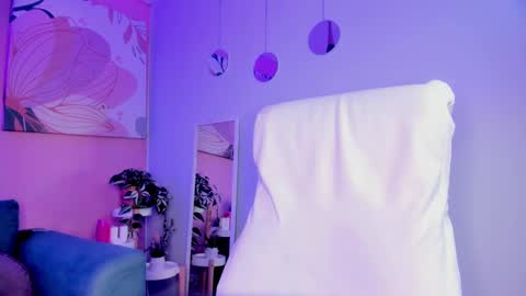 BELLA online show from September 17, 2025, 8:54 pm