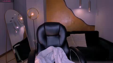 Snapshot of bellaclark1 chatting on October 9, 2025, 4:10 am Bella online show from October 9, 2025, 4:10 am