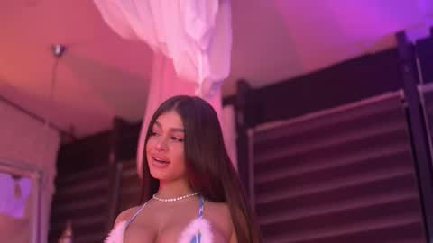 Bella online show from December 4, 2025, 7:00 pm