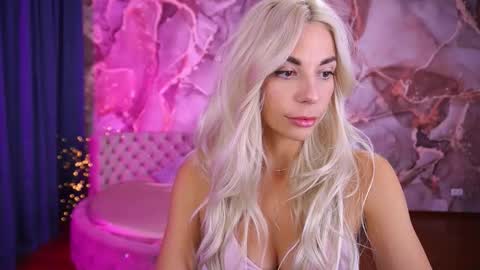 Bella online show from October 20, 2025, 8:09 pm