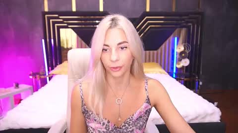 Bella online show from November 5, 2025, 9:04 pm