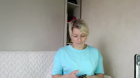 Snapshot of bellastrong_ chatting on October 15, 2025, 6:02 am Bella online show from October 15, 2025, 6:02 am