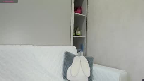 Snapshot of bellastrong_ chatting on October 17, 2025, 3:53 am Bella online show from October 17, 2025, 3:53 am