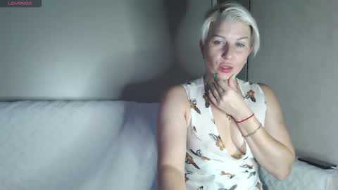 Snapshot of bellastrong_ chatting on October 19, 2025, 3:40 am Bella online show from October 19, 2025, 3:40 am