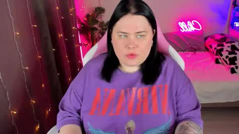 LinaBoo online show from November 4, 2025, 4:39 pm