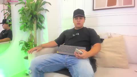 Snapshot of bennett_alejoo chatting on September 25, 2025, 6:33 pm bennett_alejoo online show from September 25, 2025, 6:33 pm