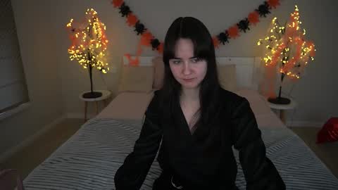 Violette online show from October 19, 2025, 6:03 am