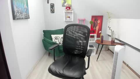 bettyjamess online show from October 23, 2025, 8:40 pm