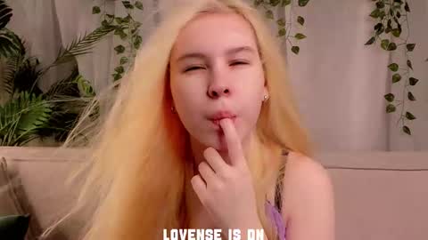 Eliz online show from November 14, 2025, 1:04 am