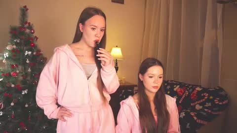 Snapshot of bibandboba_ chatting on December 1, 2025, 2:00 pm Lisa and Alice online show from December 1, 2025, 2:00 pm