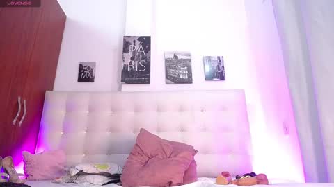 Mia online show from March 7, 2025, 7:49 pm