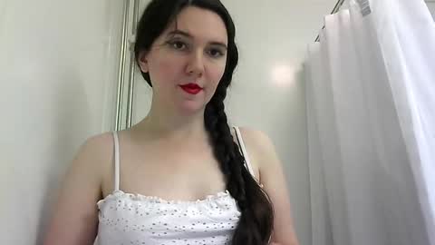 Isabella online show from November 10, 2025, 1:21 pm