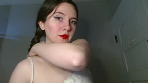 Isabella online show from November 26, 2025, 3:35 pm