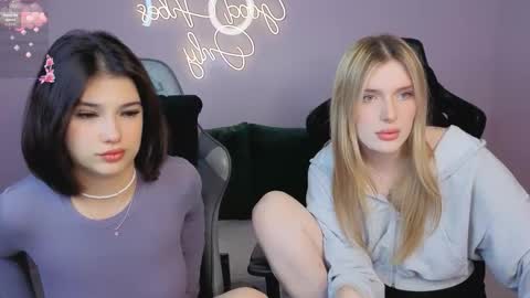 Julia online show from September 16, 2025, 3:02 pm