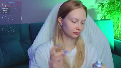 Julia online show from November 21, 2025, 2:21 am