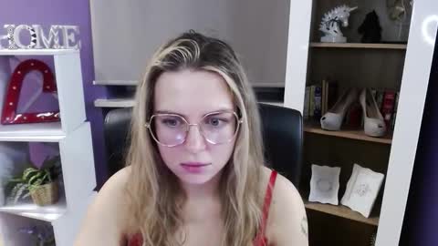 Z O E Y online show from November 26, 2025, 6:14 am