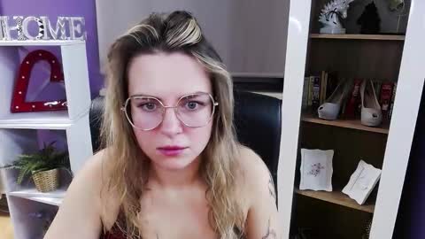 Z O E Y online show from December 4, 2025, 5:39 am