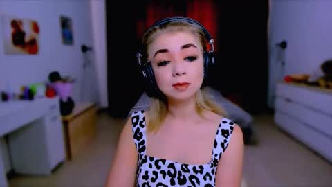 Nicole online show from September 19, 2025, 8:05 am