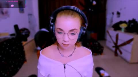 Nicole online show from October 22, 2025, 11:54 am