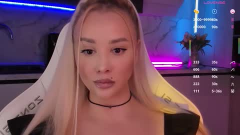 Lana online show from November 17, 2025, 5:46 am