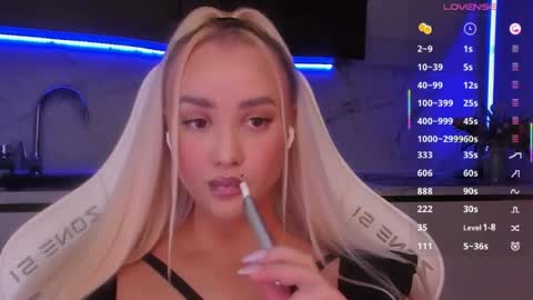 Snapshot of blond_diamond chatting on June 17, 2026, 5:10 am Lana online show from June 17, 2026, 5:10 am