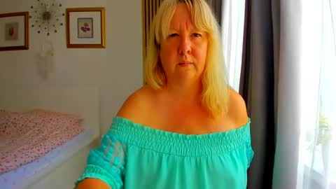 Snapshot of blonde_angel20 chatting on July 7, 2026, 6:47 am Nicole online show from July 7, 2026, 6:47 am